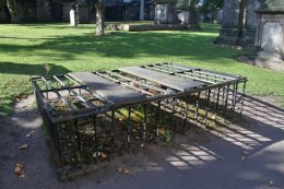 Родственники умерших нашли способ защитить могилы (ФОТО)