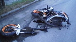 Два человека разбились на мотоцикле в Киеве