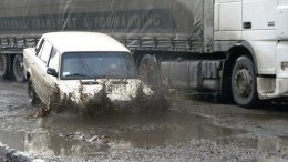 Ливень во Львове разрушил дорожное покрытие