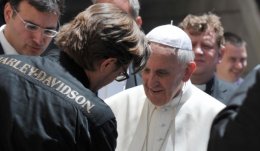Папе Франциску подарили два Harley-Davidson и байкерскую куртку (ВИДЕО)