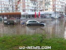 Одесса уходит под воду: автомобили плавают по Балковской (ФОТО+ВИДЕО)