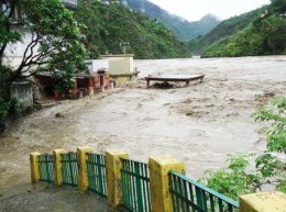 Катастрофическое наводнение в Индии унесло десятки жизней, еще 70 тысяч пропавших без вести (ФОТО+ВИДЕО)