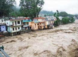 Катастрофическое наводнение в Индии унесло десятки жизней, еще 70 тысяч пропавших без вести (ФОТО+ВИДЕО)
