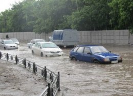 Сильный ливень в Харькове превратил улицы в реки (ВИДЕО)