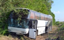 В Крыму водитель Chery совершил лобовое столкновение с автобусом российских туристов