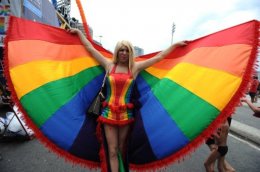 Депутатам и чиновникам, возможно, придется участвовать в гей-парадах