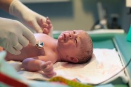 Обрезание пуповины новорожденным, наносит вред организму ребенка