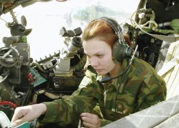 Девушкам, которые до 23-х лет "пренебрегли материнством", придется отслужить в армии