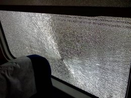 Скоростной поезд "Хюндай" обстреляли камнями (ФОТО)
