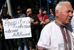 Митингующие из Врадиевки прошли к Захарченко, журналистов не пустили