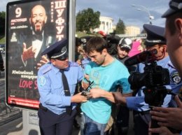 На Майдане мужчина покусал милиционеров