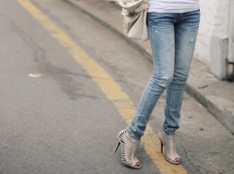 Узкие джинсы и высокие каблуки способствуют повреждению нервов