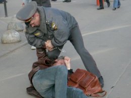Московского полицейского покусал хулиган