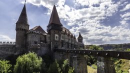 Замок графа Дракулы приносит его владельцам миллионную прибыль
