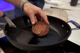 Первые в мире лабораторные гамбургеры были поданы на стол (ФОТО+ВИДЕО)