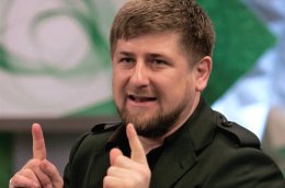 Кадыров раздал нуждающимся семьям по увесистому "прессу" денег (ФОТО)