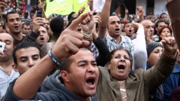 Полиция Египта применила против манифестантов тяжелую технику и армейские вертолеты (ВИДЕО)