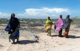 Сомалийские женщины ходят на пляж, как на войну