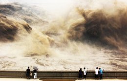 Зрелищные сбросы воды из водохранилища на реке Хуанхэ (ФОТО+ВИДЕО)