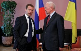 Азаров и Медведев провели два часа за "закрытой дверью"