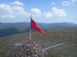 Неизвестные украли флаг Украины на горе Заман и вместо него водрузили знамя СССР (ФОТО)