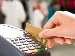 Украинцы стали в пять раз чаще рассчитываться платежными карточками