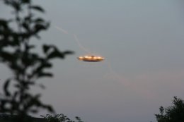 Киевляне и гости столицы наблюдали над Андреевским спуском НЛО
