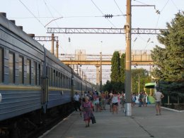 Пассажирам поездов могут запретить выходить на перроны во время коротких остановок