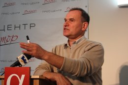 Тарас Возняк: «Янукович - это машинист, а сзади три зайца прицепились к поезду»