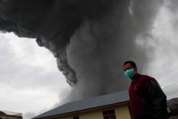 Из-за извержения вулкана на Суматре эвакуированы несколько тысяч человек (ВИДЕО)