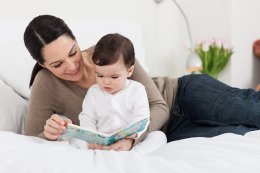 Чтение вместе с детьми помогает им развиваться