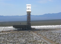 Крупнейшая в мире солнечная электростанция начала вырабатывать энергию (ФОТО)