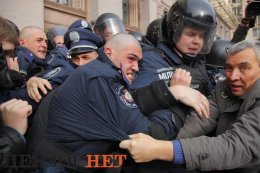 Как киевляне брали штурмом «комендатуру Януковича» (ФОТО+ВИДЕО)