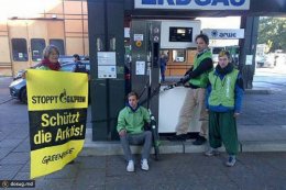 В Германии активисты Greenpeace заблокировали все заправки "Газпрома" (ФОТО)