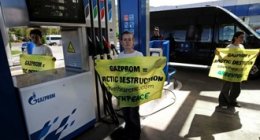 В Германии активисты Greenpeace заблокировали все заправки "Газпрома" (ФОТО)