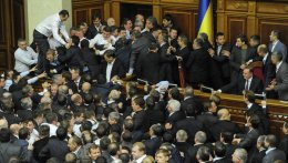 Представители оппозиционных фракций заблокировали трибуну украинского парламента