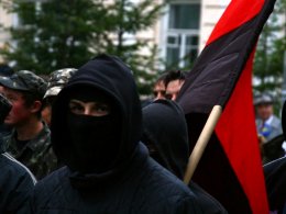 Во Львове милиция задержала националистов, которые кидали ножи и молотки
