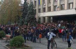 Закарпатские школьники пикетируют мэрию Ужгорода с требованием вернуть каникулы