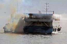 В Черном море загорелся паром с людьми на борту