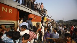 В Индии поезд раздавил 10 человек