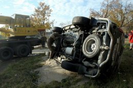Спасатели извлекли два автомобиля, провалившихся под землю в Киеве (ВИДЕО)