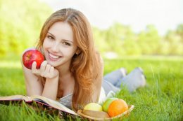Употребление яблок способствует омоложению кожи и всего организма