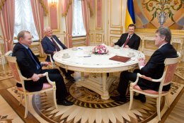 В Феодосии военные чиновники обокрали Виктора Януковича