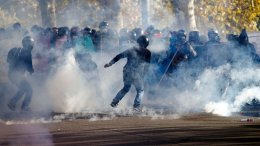 В Италии протестующие студенты атакуют полицию