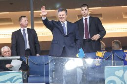 Виктор Янукович пришел на НСК "Олимпийский" болеть за Украину
