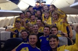 Футболисты сборной Украины утром в понедельник вылетели в Париж (ВИДЕО)