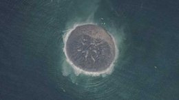 В результате извержения вулкана у берегов Японии образовался новый остров (ВИДЕО)