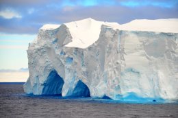 Небывалых размеров айсберг появился в Антарктиде