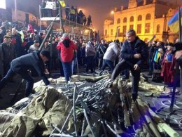 На Европейской площади начали разбивать первые палатки