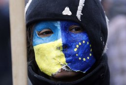 Колонна из 200 участников Євромайдана двинулась в сторону Кабмина